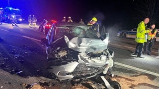 Beide Autos stehen nach dem Unfall völlig demoliert auf der B428 bei Hackenheim.