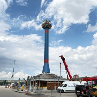 Neue Fruchtsäule am Cannstatter Wasen aufgebaut. 