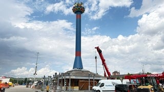 Neue Fruchtsäule am Cannstatter Wasen aufgebaut. 