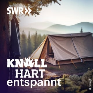 Keyvisual Knallhart entspannt Staffel 2: Zelt in der Natur, mit an den Nagel gehängtem Ledermantel und Augenklappe - Symbole für den Actionhelden Samuel L. Jackson, dessen deutsche Stimme, Engelbert von Nordhausen, im Podcast "Knallhart entspannt" zu hören ist