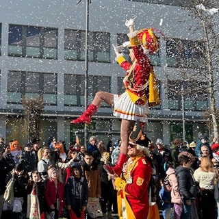 Der Höhepunkt des Straßenkarnevals - tausende Narren säumen in Koblenz mit bunten Kostümen den Rosenmontagszug