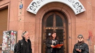 Vor dem "Benderhof" erinnern Christina Bacher und Michael Halberstadt an einen der wichtigsten Treffpunkte der Musikszene in Kaiserslautern.