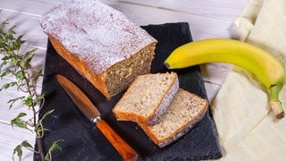 Der einfache Bananenkuchen von dem Rezept mit Vanillepudding ist perfekt aufgeschnitten.