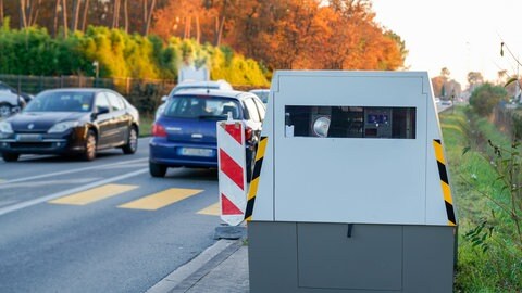 Blitzer steht am Straßenrand