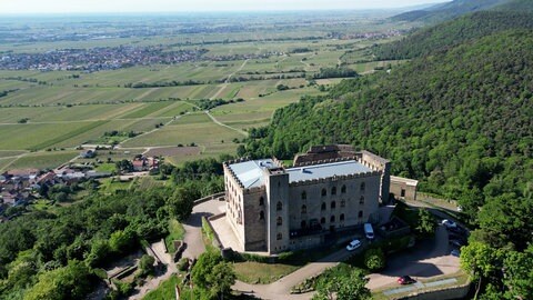 Das Hambacher Schloss mit Blick in die Rheinebene