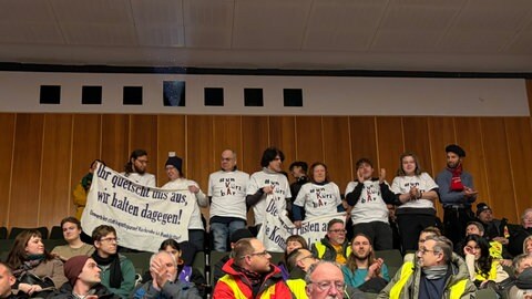 Demonstration am Rande der Gemeinderatssitzung in Karlsruhe