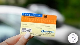 Eine Hand hält einen Organspende·ausweis. Die Regierung in Rheinland-Pfalz will die Regeln für die Organ·spende. Rechts das SWR Logo für Leichte Sprache.
