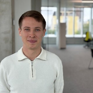 Leonard Stern lächelt in die Kamera. Er ist multimedialer Reporter im SWR Studio Mannheim. 
