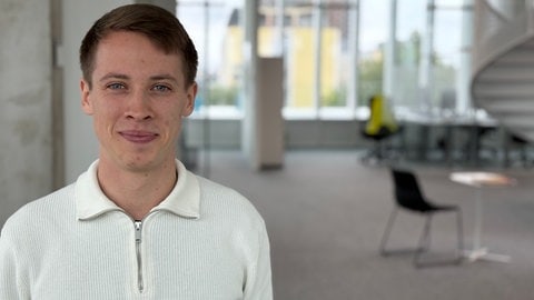 Leonard Stern lächelt in die Kamera. Er ist multimedialer Reporter im SWR Studio Mannheim. 