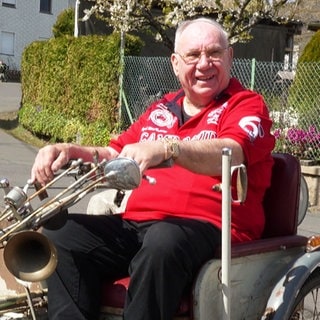 Klaus Kalmes auf seinem Moped