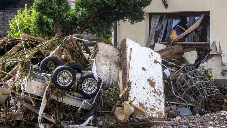 Unmengen Schutt liegen nach dem Unwetter und den Überschwemmungen in den Straßen.