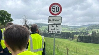 Auf der Landstrasse durch Bernau im Schwarzwald stehen neue Verkehrschilder, die das Tempo an Wochenenden und Feiertagen auf 50 begrenzen. Lärmschutz steht darauf. 