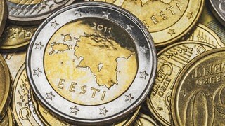 Euro-Münzen aus Estland. Das 2-Euro-Stück mit der Aufschrift "EESTI" und "2011" zeigt auf der Rückseite das Festland sowie die beiden Inseln Saaremaa und Hiiumaa: Die zweifarbigen Euro-Münzen bestehen aus zwei unterschiedlichen Materialien.