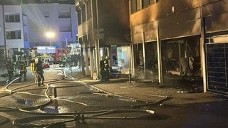 Das Bild zeigt den Feuerwehreinsatz in Alzey. der Barbershop ist komplett ausgebrannt. 