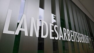 Der Schriftzug Landesarbeitsgericht ist am Gerichtsgebäude des Landesarbeitsgerichts Stuttgart angebracht. 