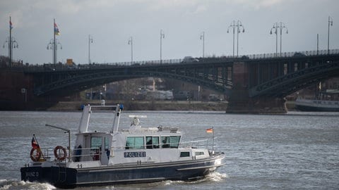 Ein Boot der Wasserschutzpolizei auf dem Rhein bei Mainz. Rettungskräfte mussten dort einen Betrunkenen aus dem Wasser holen. 