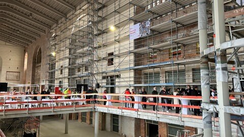 Stehempfang auf neu eingezogener Etage: Das Richtfest für den sanierten Bonatzbau wurde auf dem neu geschaffenen zweiten Stockwerk in der großen Bahnhofshalle gefeiert. 
