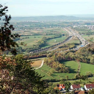 Ausblick vom Aichelberg auf die Autobahn A8 am Albtrauf