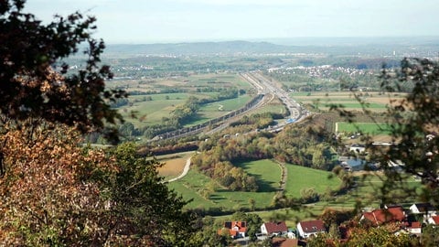Ausblick vom Aichelberg auf die Autobahn A8 am Albtrauf