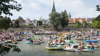 Das Nabada, der bunte Wasserumzug auf der Donau, am Ulmer Schwörmontag.