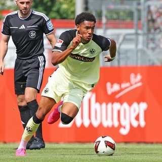 Thierry Tazemeta soll den lahmen Flügeln des FCK neues Leben einhauen. Doch der 18-jährige Tempo-Dribbler muss erst noch eine Hürde meistern.