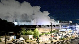Flammen lodern über dem Ulmer Bahnhofsviertel in Ulm. Das Lager des Ulmer Theaters ist in jener Nacht im Juni komplett abgebrannt. Jetzt hat die Staatsanwaltschaft Ulm Anklage gegen mutmaßlichen Brandstifter erhoben.