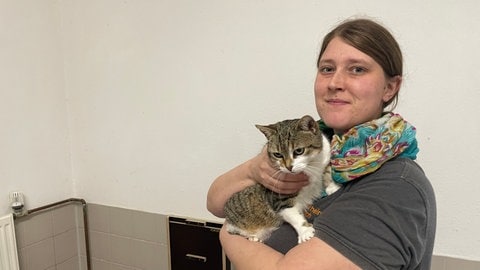 Streit um neues Tierheim an der Mosel: Die Tierpflegerin Lisa Pialot liebt ihren Job, aber die Bedingungen im Eifeltierheim in Altrich könnten besser sein. 