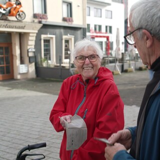 Klara Bauer mit ihrem Führerschein in der Hand