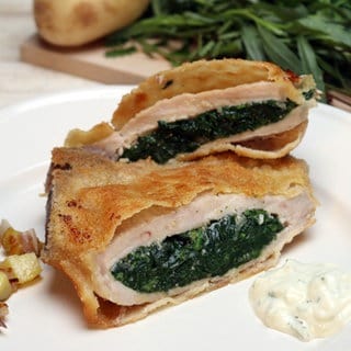 Gefülltes Schweinekotelett mit Kräutersauce