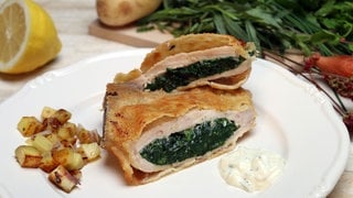Gefülltes Schweinekotelett mit Kräutersauce