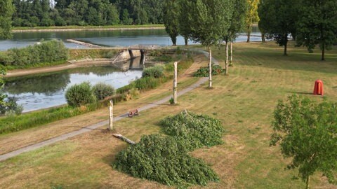 Durch das Unwetter sind große Sturmschäden im Rheinstrandbad Rappenwört entstanden.