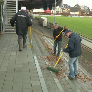 Die Rentner vom Balinger SC arbeiten ehrenamtlich. Sie putzen das Stadion bevor Heimspiele anstehen.