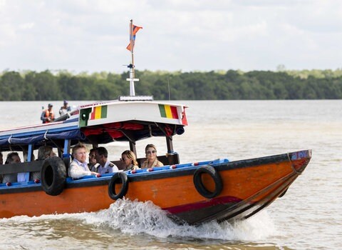 König Willem-Alexander und Königin Máxima verließen Frederiksdorp mit dem Boot.
