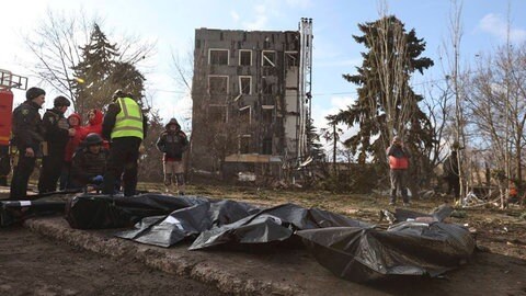 Bei einem Raketenangriff in Isjum in der Ukraine sind fünf Menschen getötet worden. 