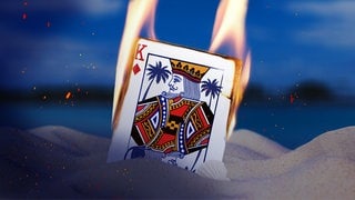 Brennende Spielkarte eines Karo-Königs steckt im Sand - Symbolbild für den SWR Podcast "Based on a True Story – Die Könige von Malle" Folge 1