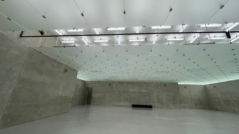 Ein anonymer Kunstschaffender stellt im Kunsthaus Bregenz aus.