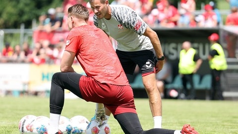 FCK Torwart-Trainer Sören Rittmeier mit seiner Nummer 1, Julian Krahl