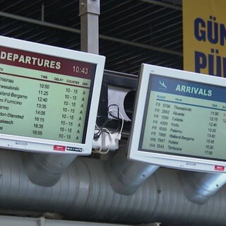 Anzeigetafeln an einem Flughafen