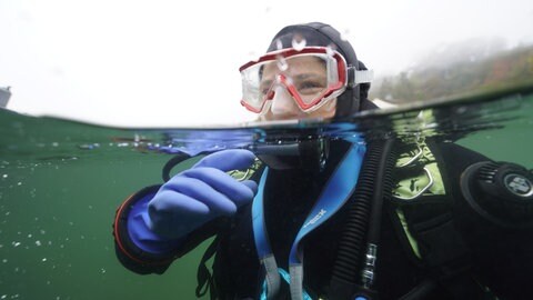 Forschungstaucherin Almut Hanselmann untersucht regelmäßig den Pflanzenbestand im Bodensee und hat dabei eine verschollen geglaubte Pflanze entdeckt.