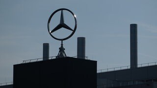 Ein Mercedes-Stern des Automobilherstellers Mercedes-Benz dreht sich auf einem Gebäude des Werks Sindelfingen. 