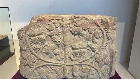 Eine Acht aus Reben: Manche der Reliefs, die in Neumagen-Dhron gefunden wurden, haben auch Bezüge zum Weinbau an der Mosel. 