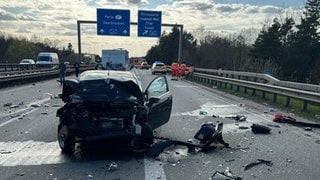 Bei einem Unfall auf der A6 wurden acht Menschen verletzt.