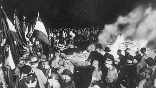 Bücherverbrennung auf dem Opernplatz in Berlin am 10. Mai 1933 bei der "Aktion wider den undeutschen Geist". Unter den verbrannten Büchern sind u.a. Werke von Erich Kästner und Heinrich Mann.