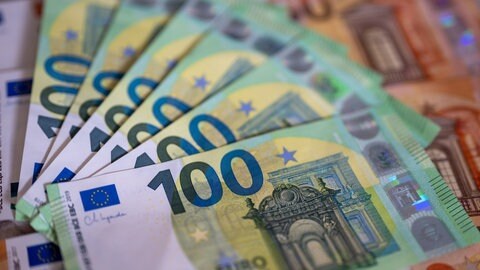 Geldscheine mit dem Wert von 100 und 50 Euro liegen auf einem Tisch
