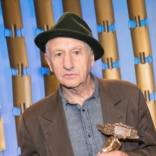 Künstler Georg Ringsgwandl schaut direkt in die Kamera.