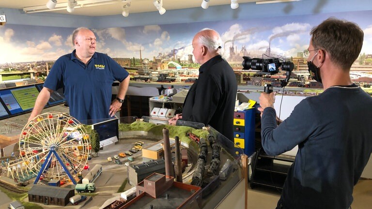 Hagen im Interview mit Roland Haag. Im Laufe der letzten 1.000 Folgen hat Eisenbahn-Romantik immer wieder die Modelleisenbahner der PMW besucht und interviewt.