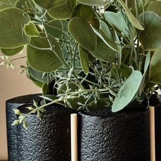 Selbstgemachte Vase aus Dosen und Poolnuel