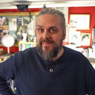 Autor Shevek K. Selbert in seinem Arbeitszimmer