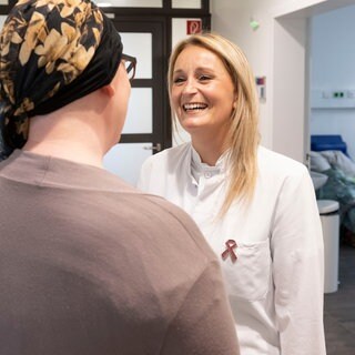 Pflegerin Katharina Roos ist in der Mainzer Unimedizin im Gespräch mit einer Krebspatientin. Jetzt wurde sie als beliebteste Pflegerin Deutschlands ausgezeichnet