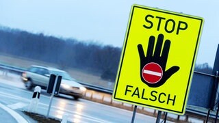 An einer Autobahnausfahrt warnt ein Schild vor dem Weiterfahren in die verkehrte Richtung. Auf der A3 bei Wertheim hat ein Lkw-Fahrer einen Falschfahrer gestoppt.